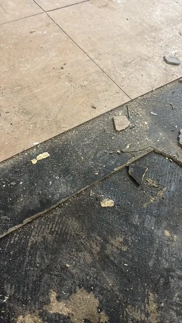 Black bitumen mastic floor removal in a N11 flat
